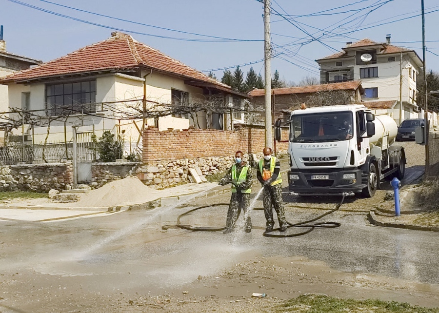 Започна пролетното почистване и миене на улици в Панагюрище