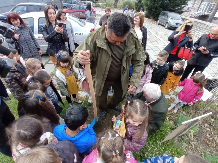 РДГ-Пазарджик откри Седмицата на гората с децата от ЦДГ “Здравец“ и Библиотеката (фотогалерия)