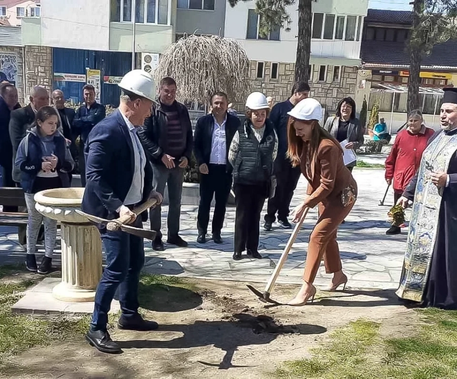 С първа копка започна облагородяването на парка при площад „Възраждане”
