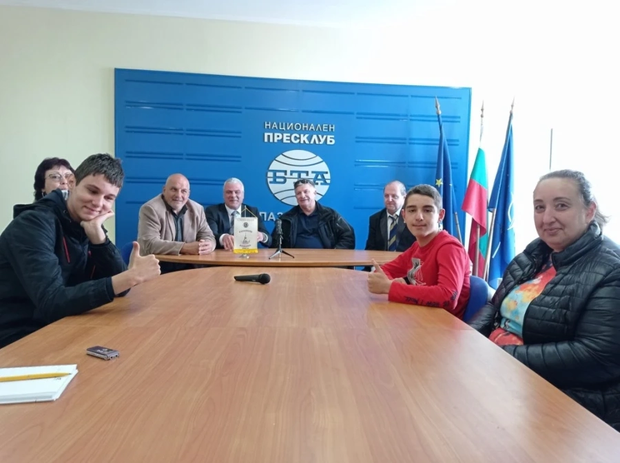 ”Лайънс клуб Пазарджик” помага на двама наши европлувци