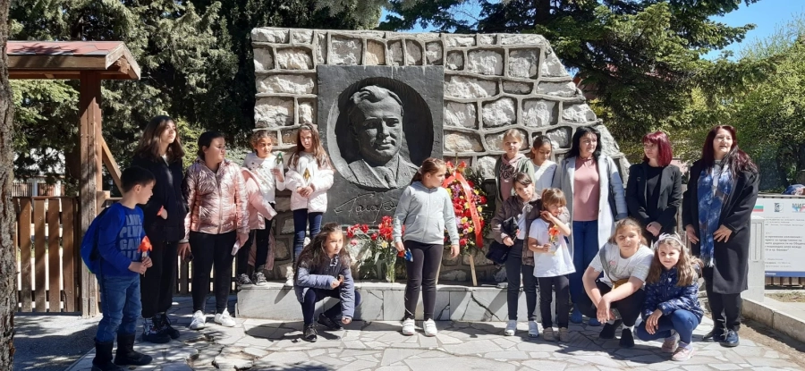 Деца поднесоха цветя на паметника на Юрий Гагарин