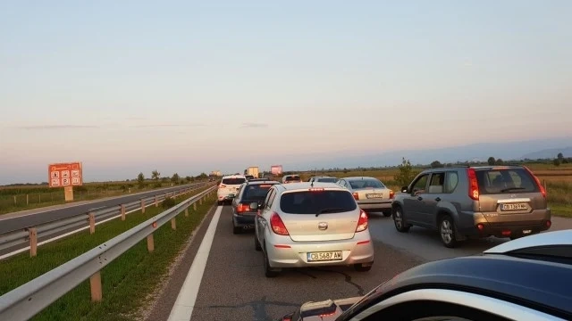 Четири леки ПТП на автомагистралата, движението временно е затруднено