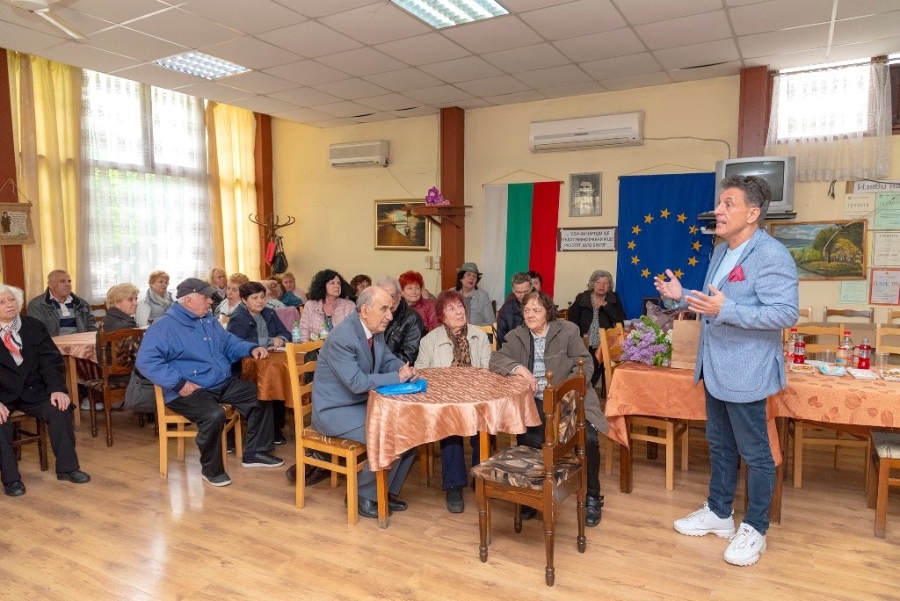 Кметът Попов в пенсионерски клуб №1: Радвам се, че се връщаме към живота си преди пандемията
