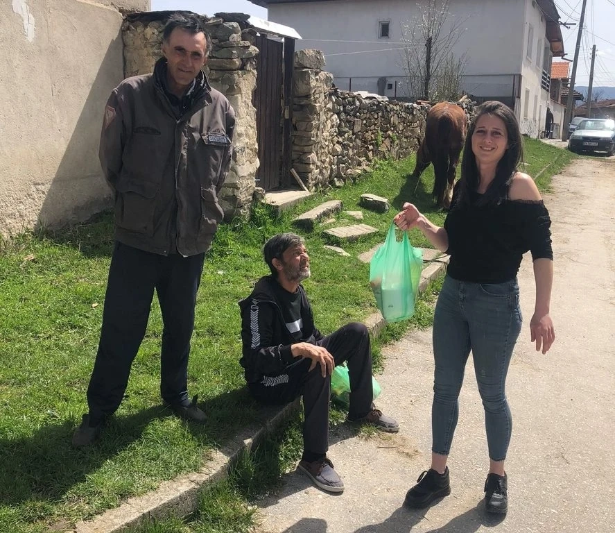 Младежи от БСП зарадваха за Великден възрастни, самотни и социално слаби хора