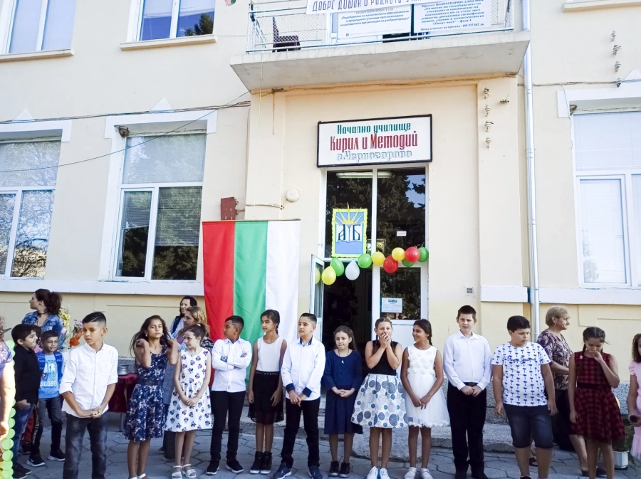 НУ „Кирил и Методий“ вече има химн