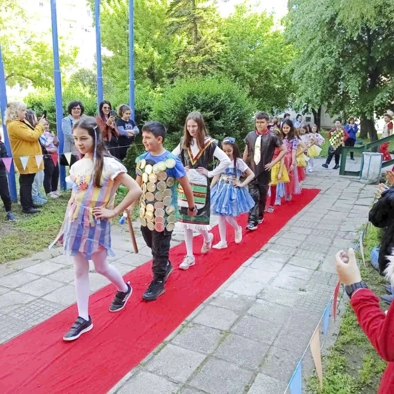 В I ОУ ”Св Климент Охридски”: Красота и финес с еко ревю от отпадъчни материали