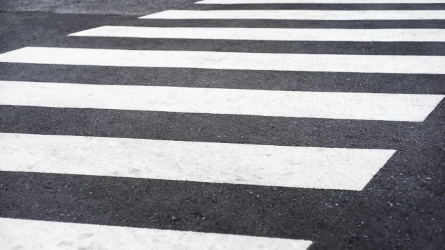 Майка и бебе бяха блъснати на пешеходна пътека