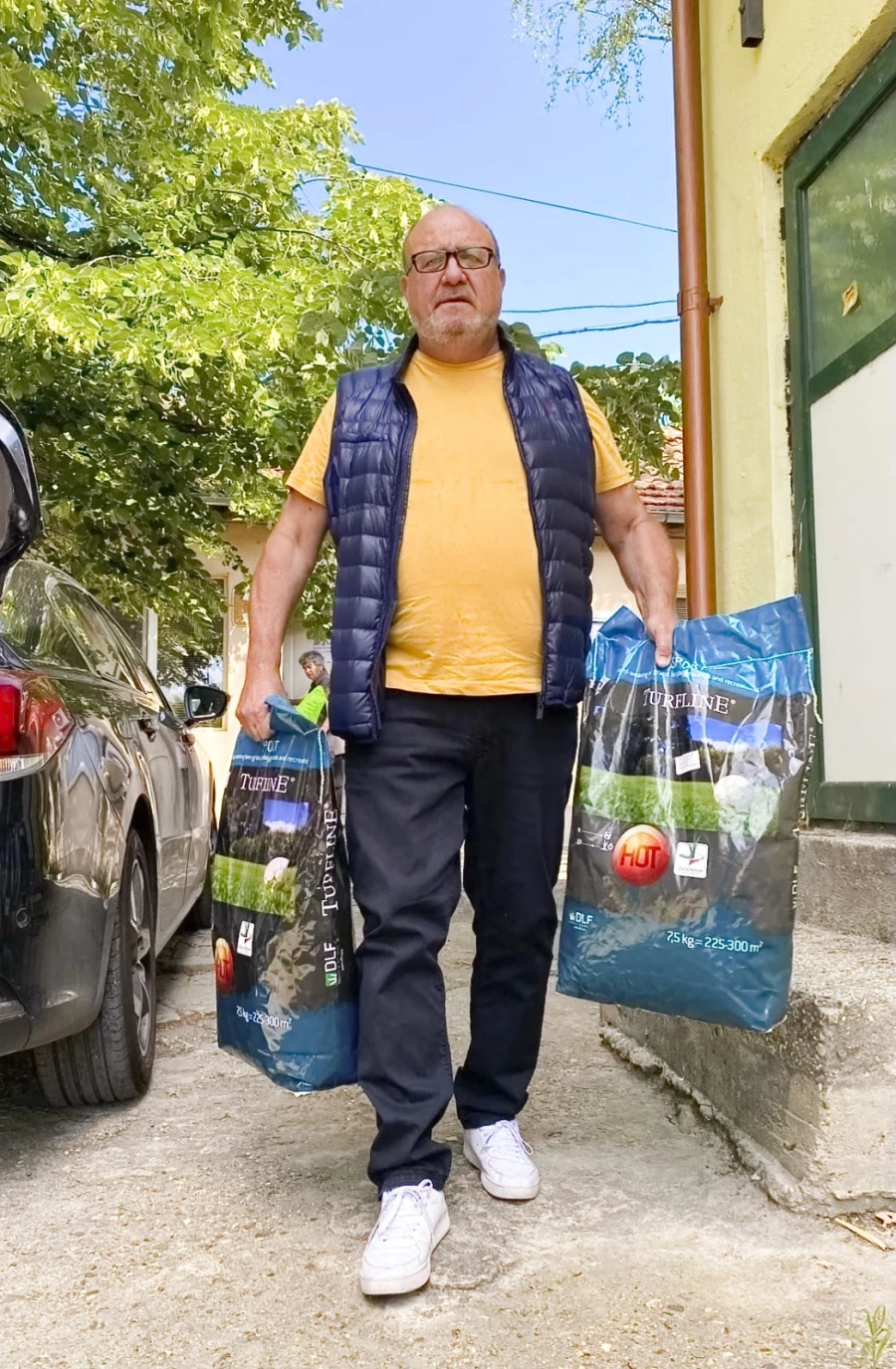 Кметът на Лесичово Серьожа Лазаров дари семена за парка