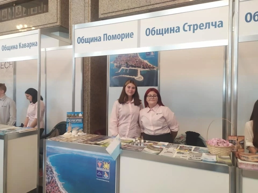 Гюлова ракия получи кметът на Русе като подарък от стрелчанския кмет инж- Георги Павлов