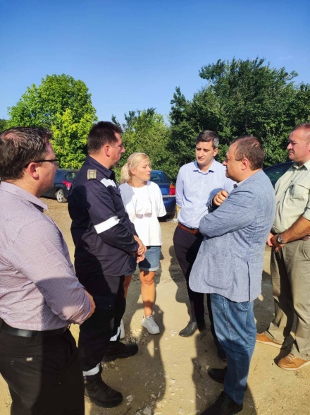Много доброволци помагат за овладяването на огъня между Лесичово и Калугерово