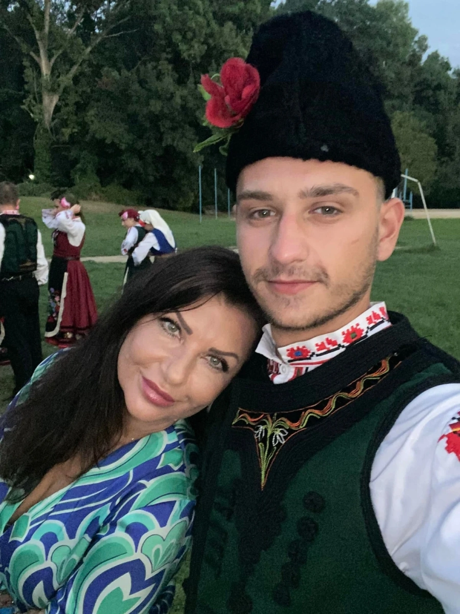 „Чудесия“ и ръководителите на състава със специална награда за високи постижения във фолклорното изкуство