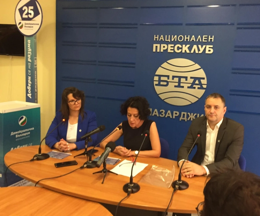 Антоанета Цонева и кандидатите на ”Демократична България” в 13 МИР Пазарджик с кампания ”очи в очи” в градове и села