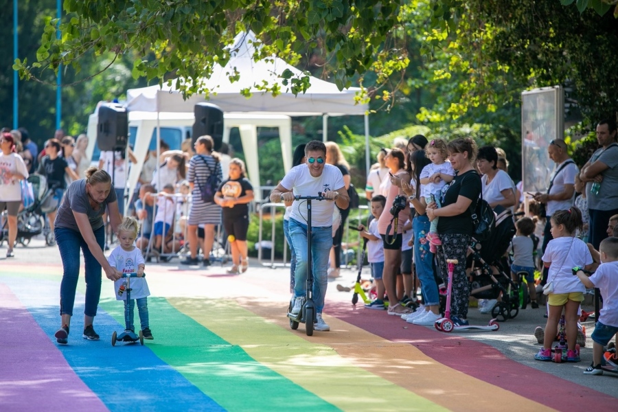 На Игри под дъгата - много детски смях и страхотно забавление с Frezco-тротинетки