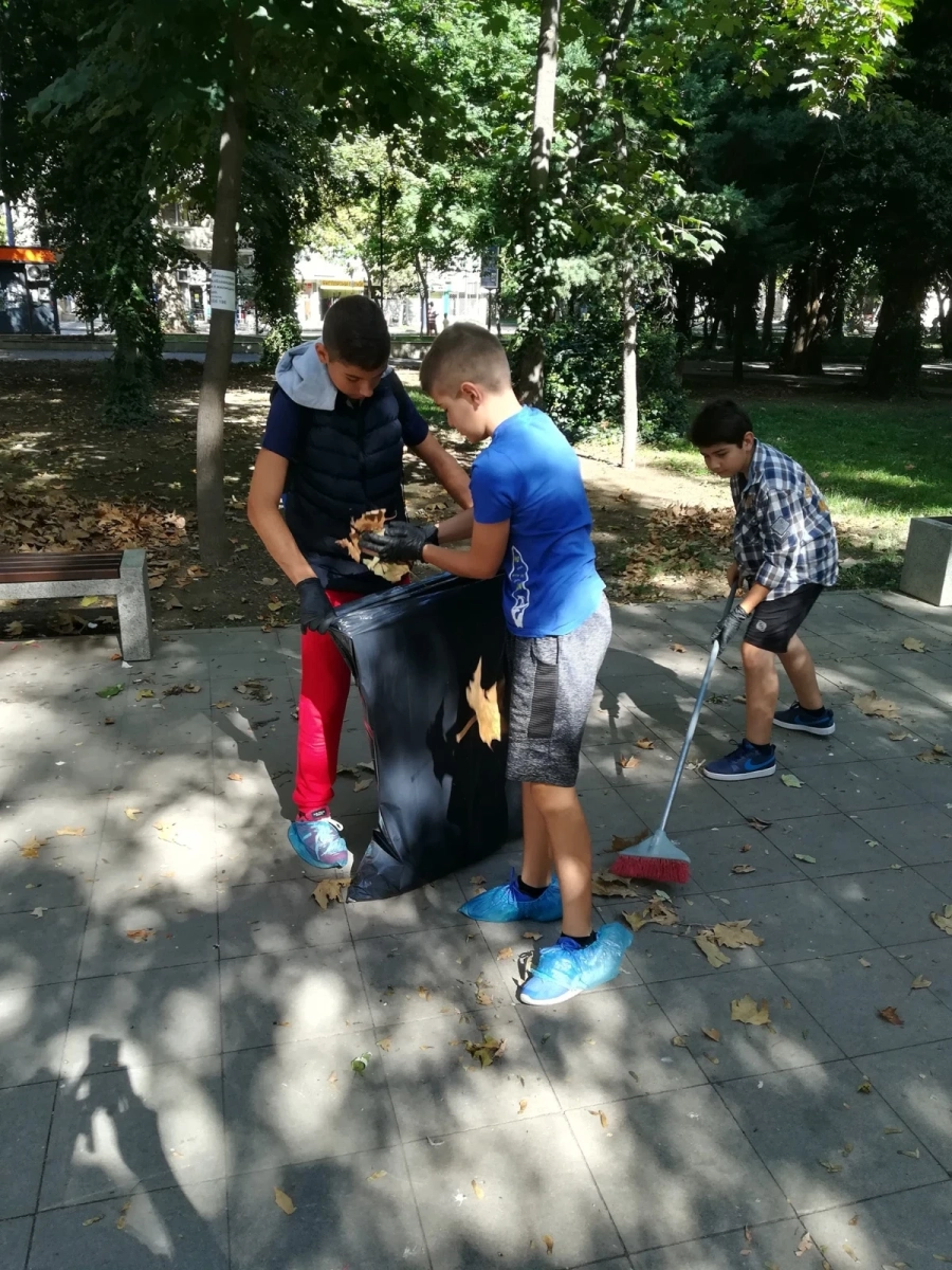 Шестокласници от ОУ „Проф. Иван Батаклиев“ почистиха Градската градина