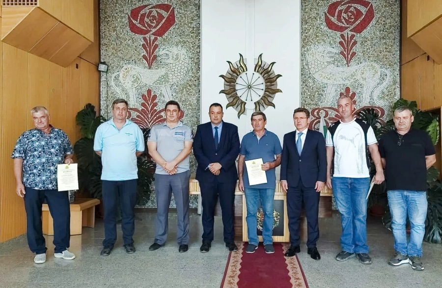 За втори пъти служители от Община Стрелча помагаха на място в Карловско