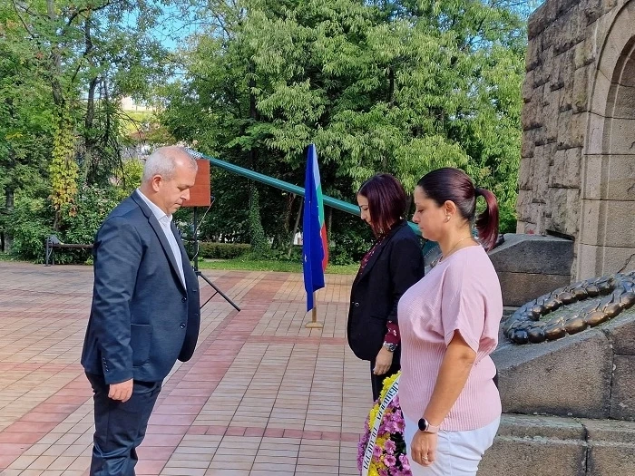 В Деня на Независимостта в Пещера поднесоха цветя и венци на загиналите във войните
