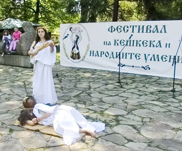 Кешкек се прави с чисто като сълза пшеничено зърно, знаят радиловци - те отново свариха над половин тон за Националния фестивал