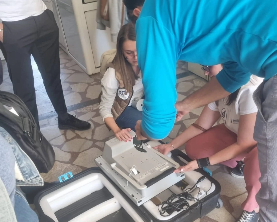 Привикват кандидати на “Демократична България“ в полицията по сигнал на ГЕРБ, защото обучават хората с машини за гласуване
