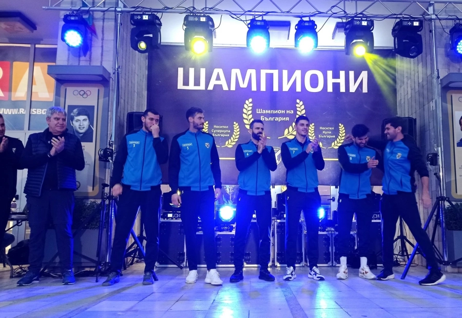 Феновете надъхаха волейболния шампион Хебър на официалното представяне на отбора (СНИМКИ)