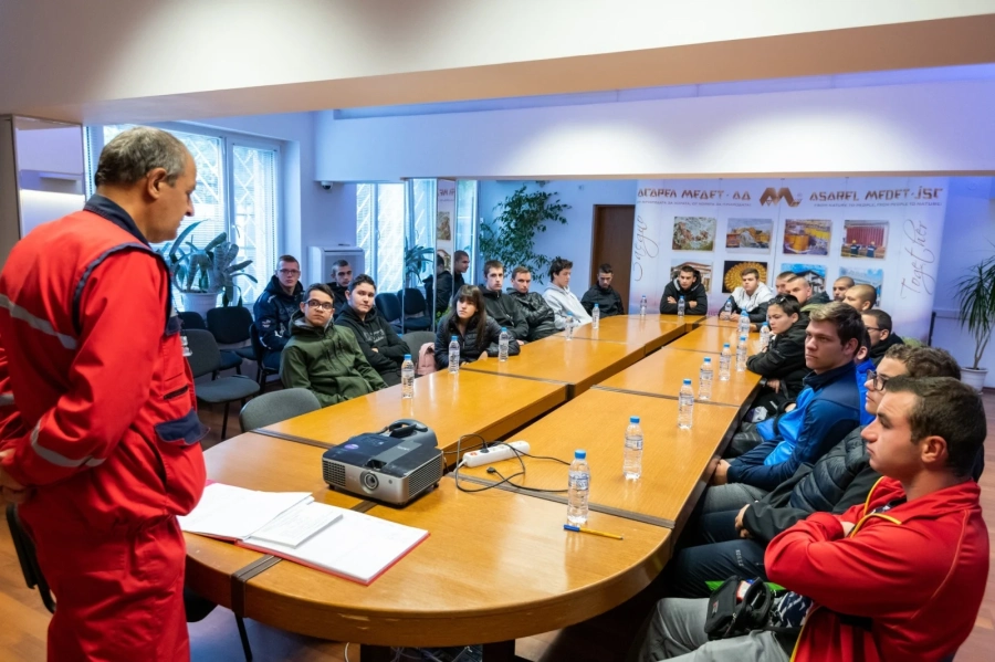 По програмата за дуално обучение още 26 гимназисти подписаха трудови договори с “Асарел-Медет“ АД