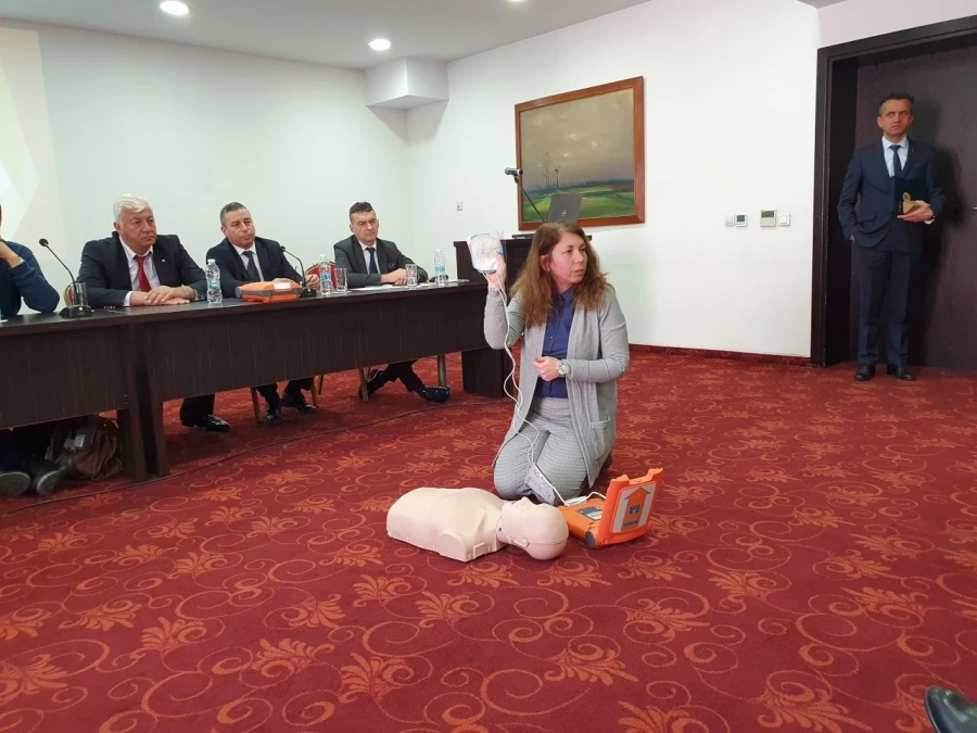 Д-р Манев дарява автоматични външни дефибрилатори