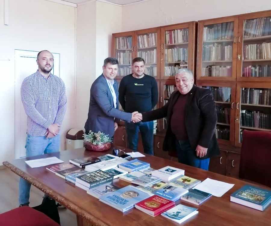 Ротари клуб-Пазарджик дари книги на Регионалната библиотека