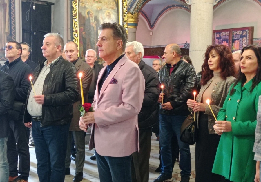 С молебен за здраве Тодор Попов събра екипа си за 15-годишнината от управлението и му благодари (СНИМКИ)
