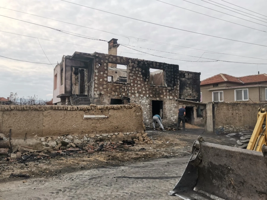 Апел! Да помогнем на семейството с изгорялата къща!