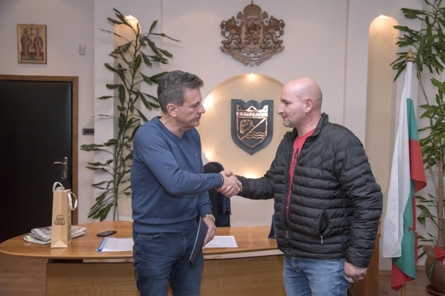 Тодор Попов награди Георги Халачев, ремонтирал купола  на църквата в Паталеница