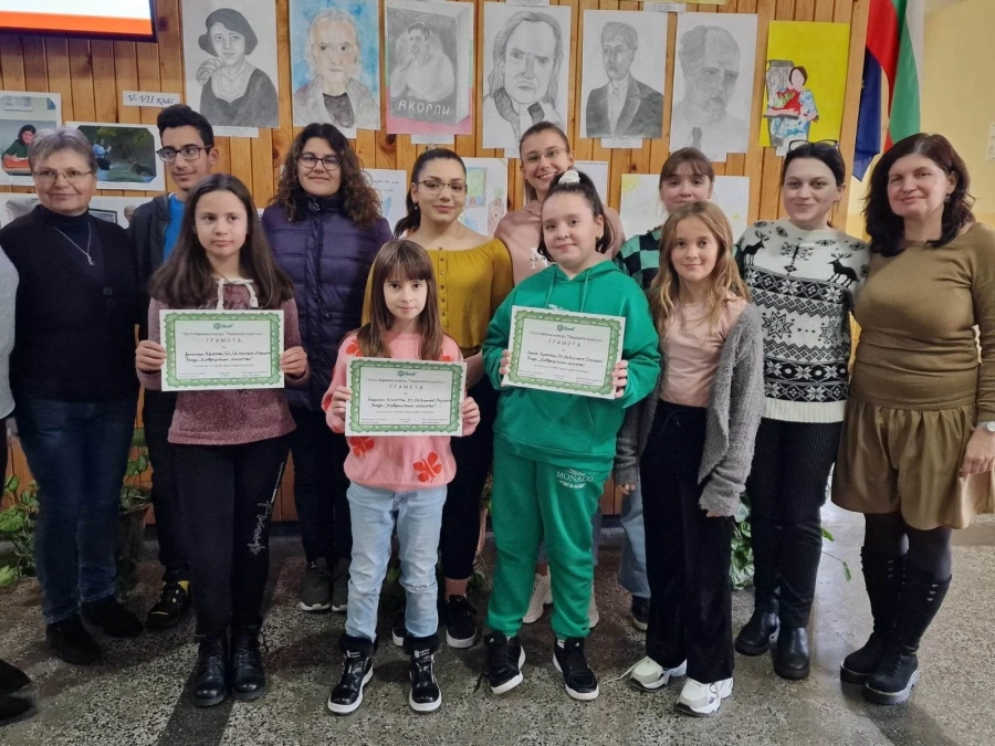 Изложба “Хората от моя роден град“ кани ценителите в училище през Климентовите дни
