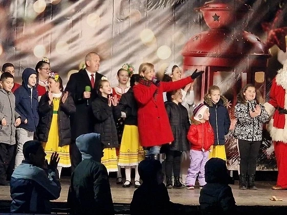 В Пещера заблестя 15-метрова коледна елха