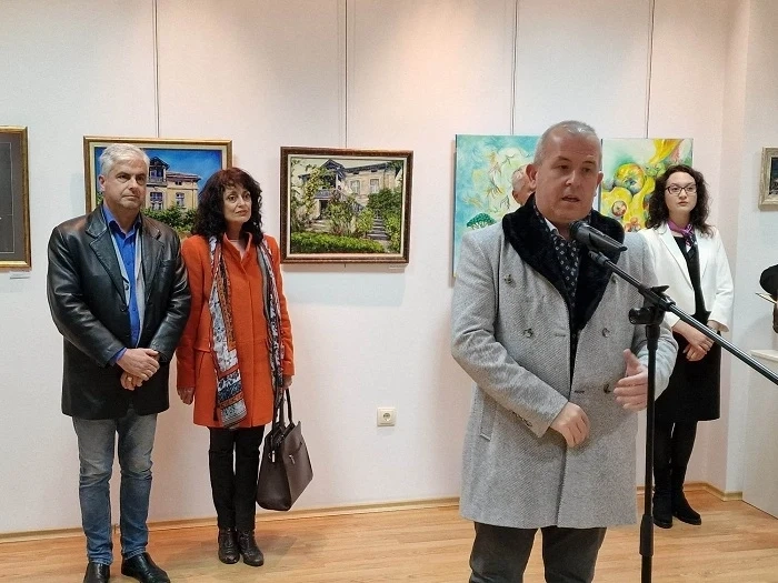 30 творци от клуб „Петър Стайков“ подредиха годишната си изложба