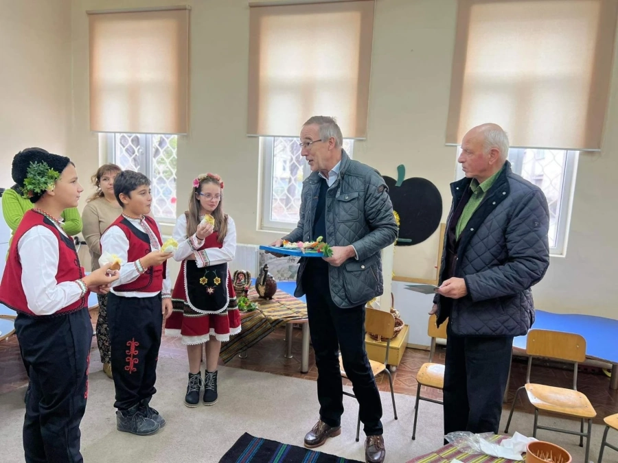 Немски ротарианци гостуваха в НУ “Васил Левски“, гледаха коледуване, сурваки и ладуване