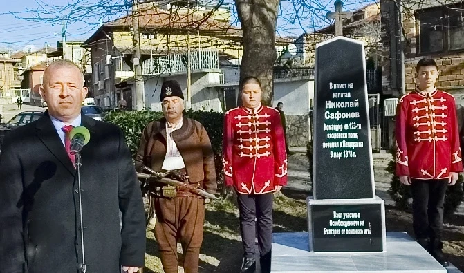 Пещерци почетоха подвига на освободителите
