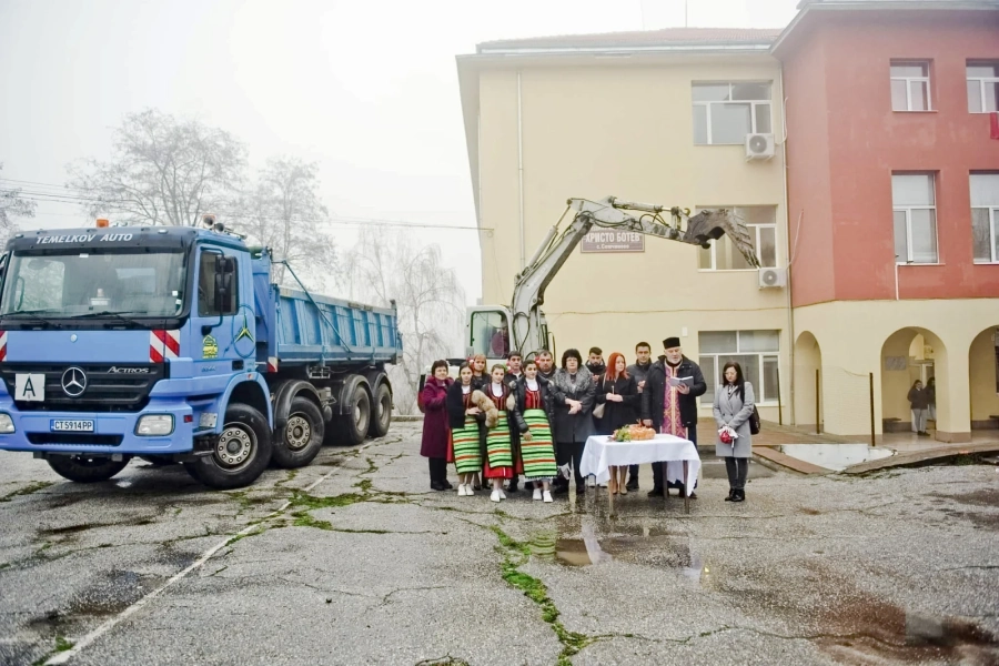 Кмет-рожденик направи първа копка за многофункционално игрище