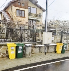Цветни кофи за отпадъци за домакинствата в Стрелча