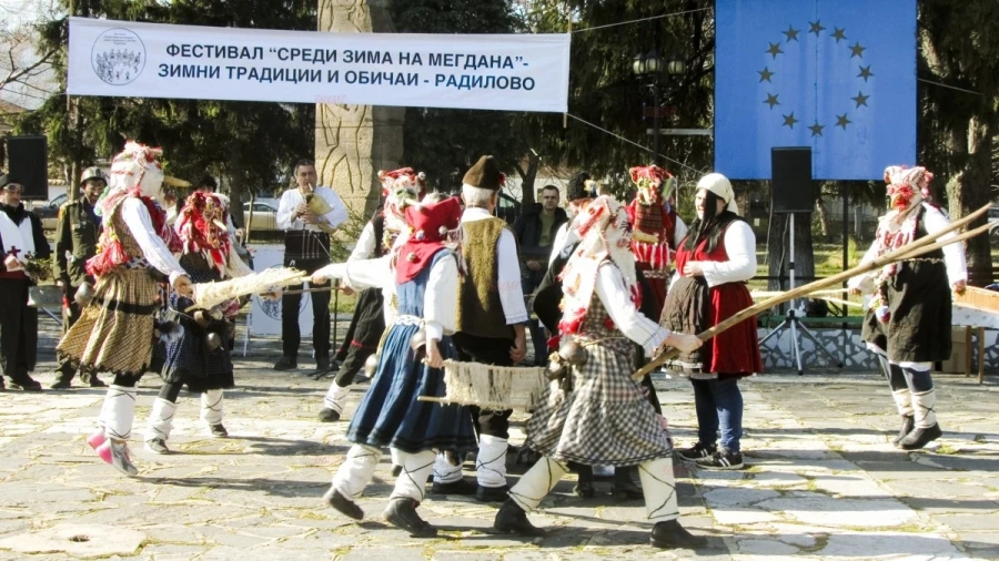 Седем тави със саздърма и 30 литра вино на „Среди зима на мегдана“