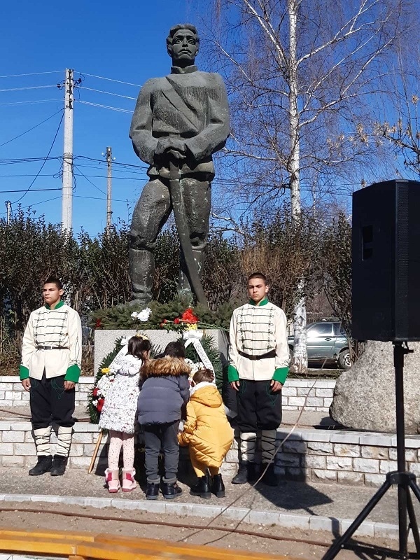 Гирлянд на славата за Левски в Стрелча