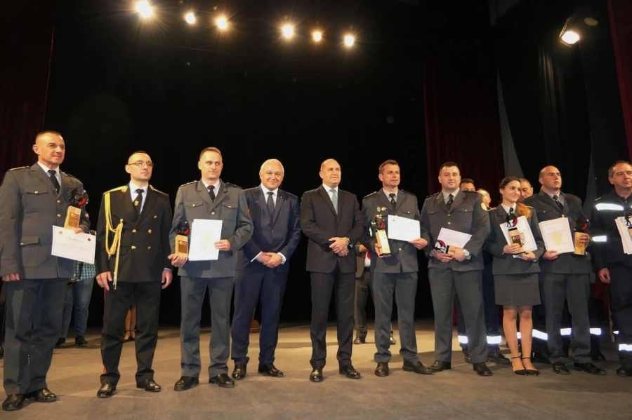 На годишните награди “Пожарникар на годината - 2022“ отличиха трима наши