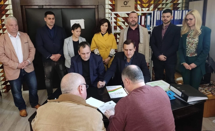 ГЕРБ-СДС регистрира листата си, Захариева пак е начело