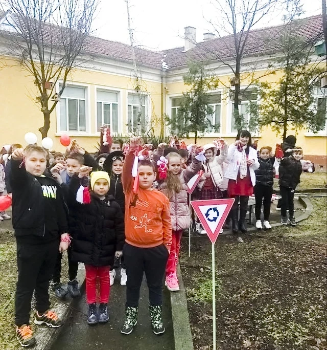 Баба Марта зарадва всички в НУ ”Никола Фурнаджиев”