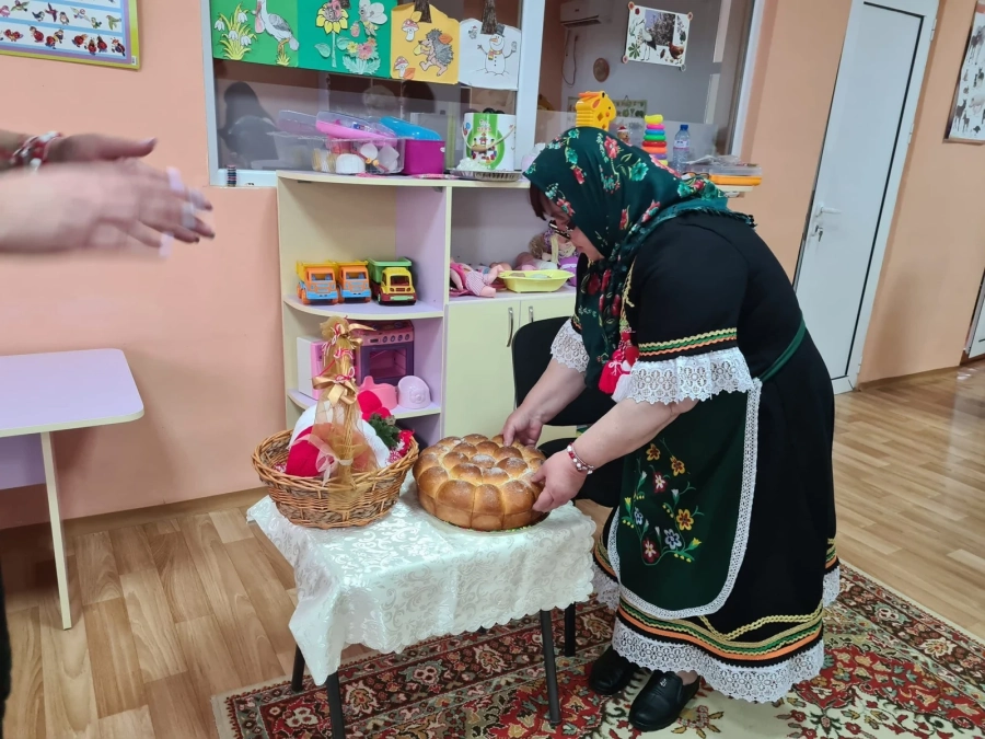 Баба Марта гостува на училището и градината в Сарая