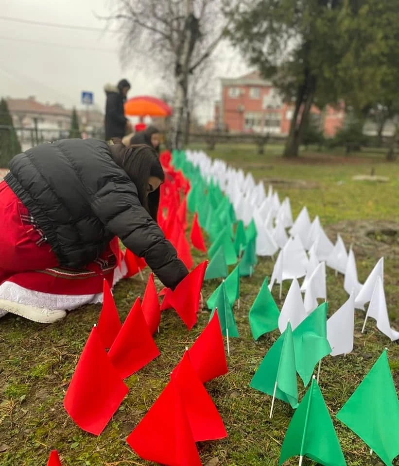 Бяга посреща 3 март с трибагреник, създаден от децата на ОУ „Христо Ботев“