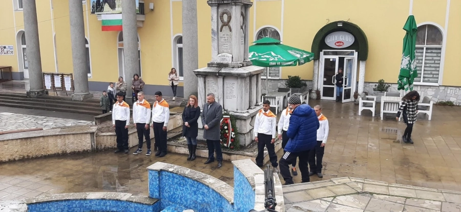 Момчетата от ВУИ-Ракитово са горди от представянето си на общинското тържество за Трети март