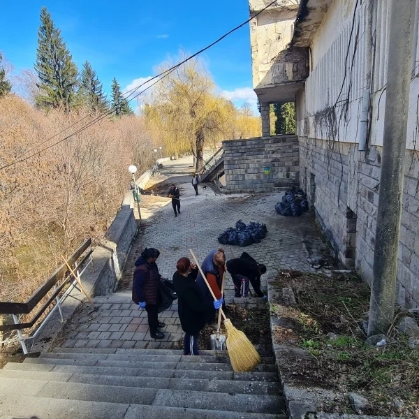 Служители на Общинската администрация във Велинград започнаха пролетното почистване