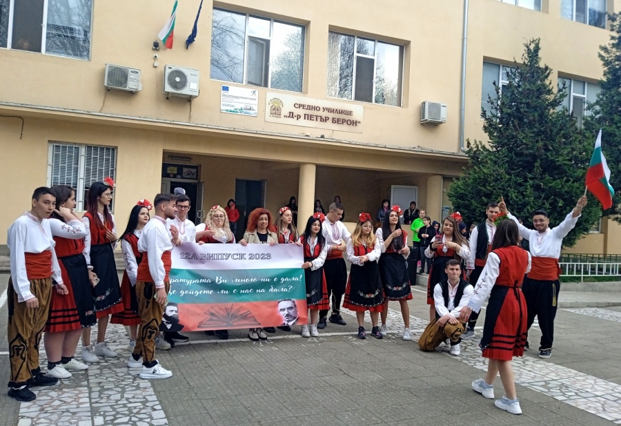 Цял клас се облече в народни носии, за да покани класната на бала