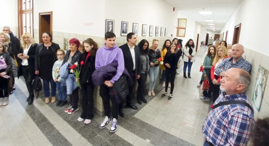 70 картини и фотографии на млади таланти са изложени в Съдебната палата