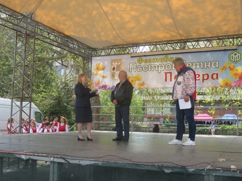 Иван Харизанов спечели конкурса на “Биовет“ за най-зацветен двор, с Дунавско хоро завърши второто издание на “Пъстроцветна Пещера“