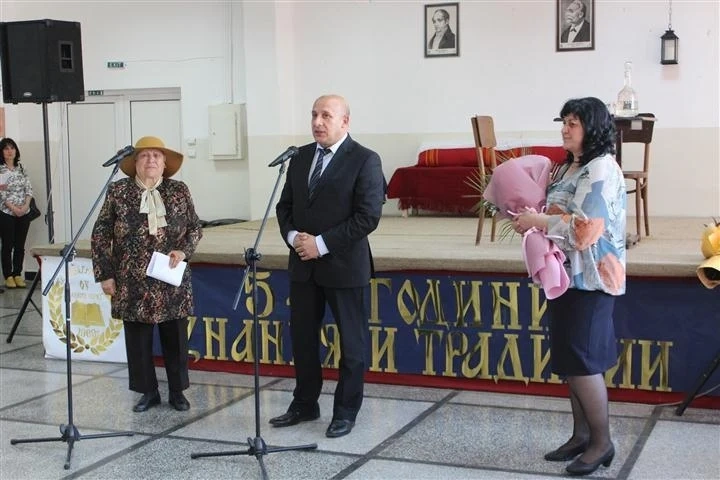 Кметът на Панагюрище Никола Белишки връчи наградата “Любородие“ на Дида Гемиджиева