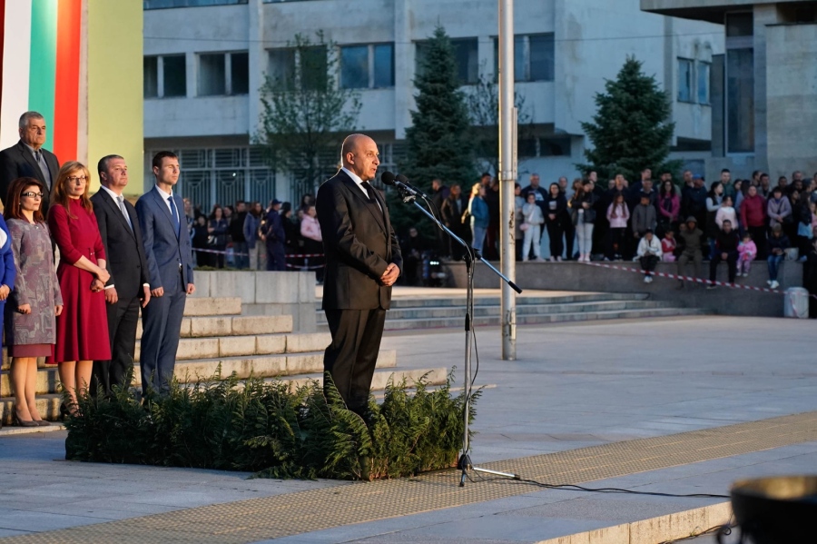 Вижте въздействащото слово на кмета на Панагюрище Никола Белишки по време на националния митинг-заря за 147 години от Априлското въстание